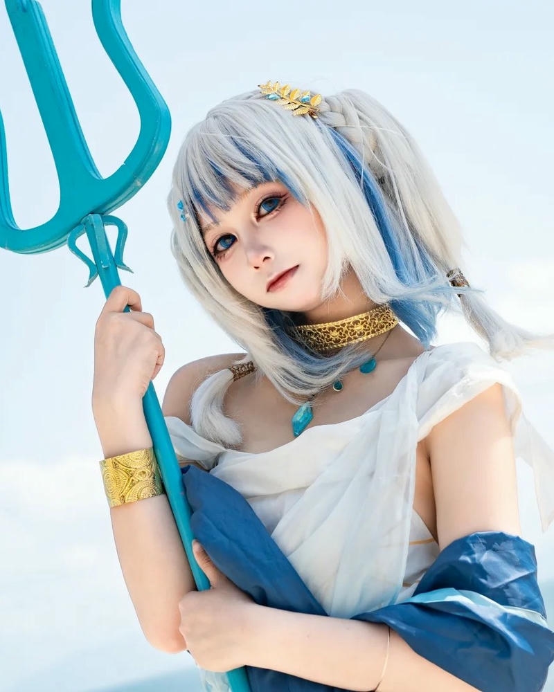 Nữ cosplayer hóa trang gura cầm đinh ba nhìn xa xăm
