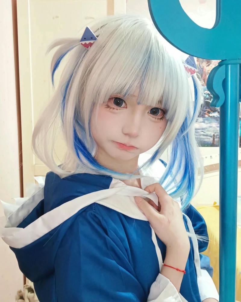 Nữ cosplayer gura áo xanh tóc trắng buộc hai bên xinh