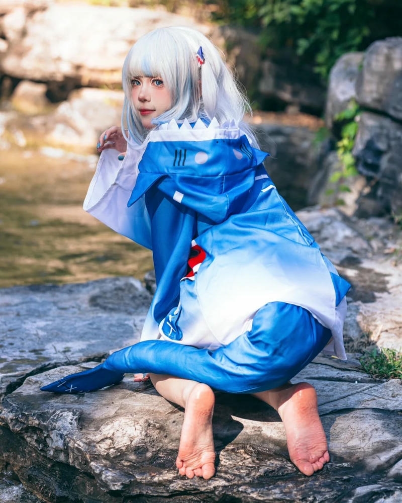 Yaoyaoqwq gawr gura cosplay ngồi bên suối đá thiên nhiên đẹp