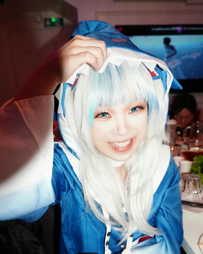 Cosplay cá mập xanh đội mũ trùm đầu selfie cận mặt