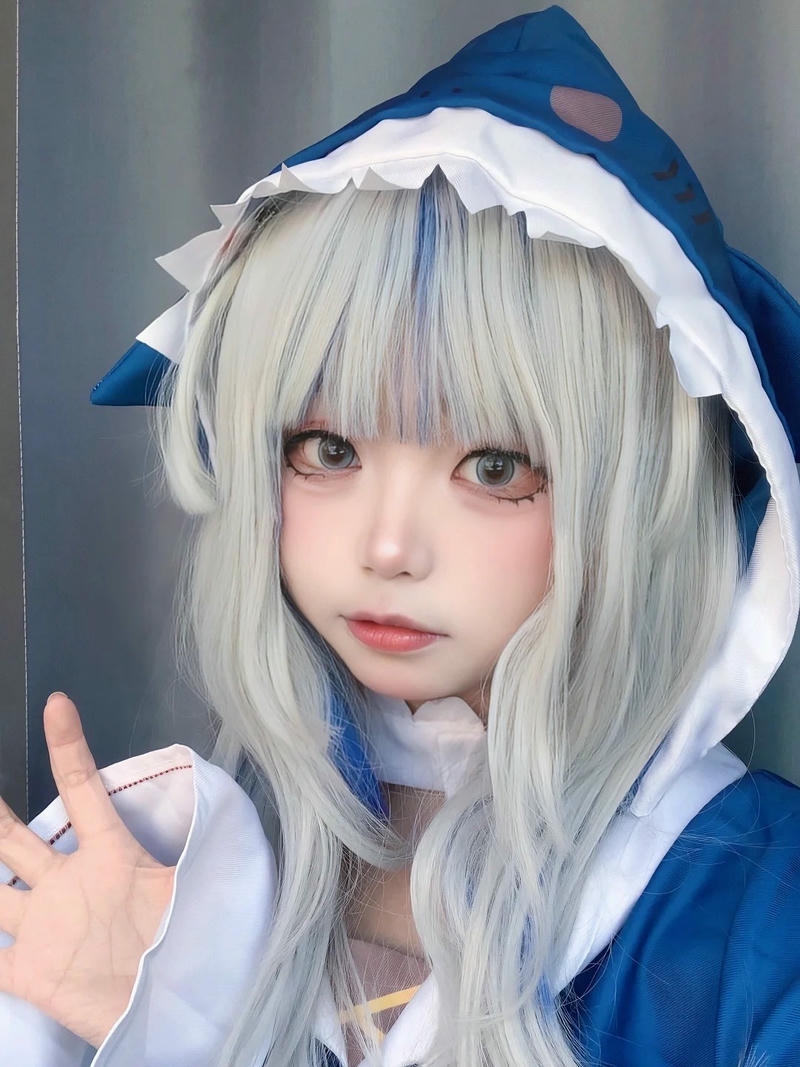Hình ảnh gura cosplay đội mũ cá mập nhìn ngây thơ