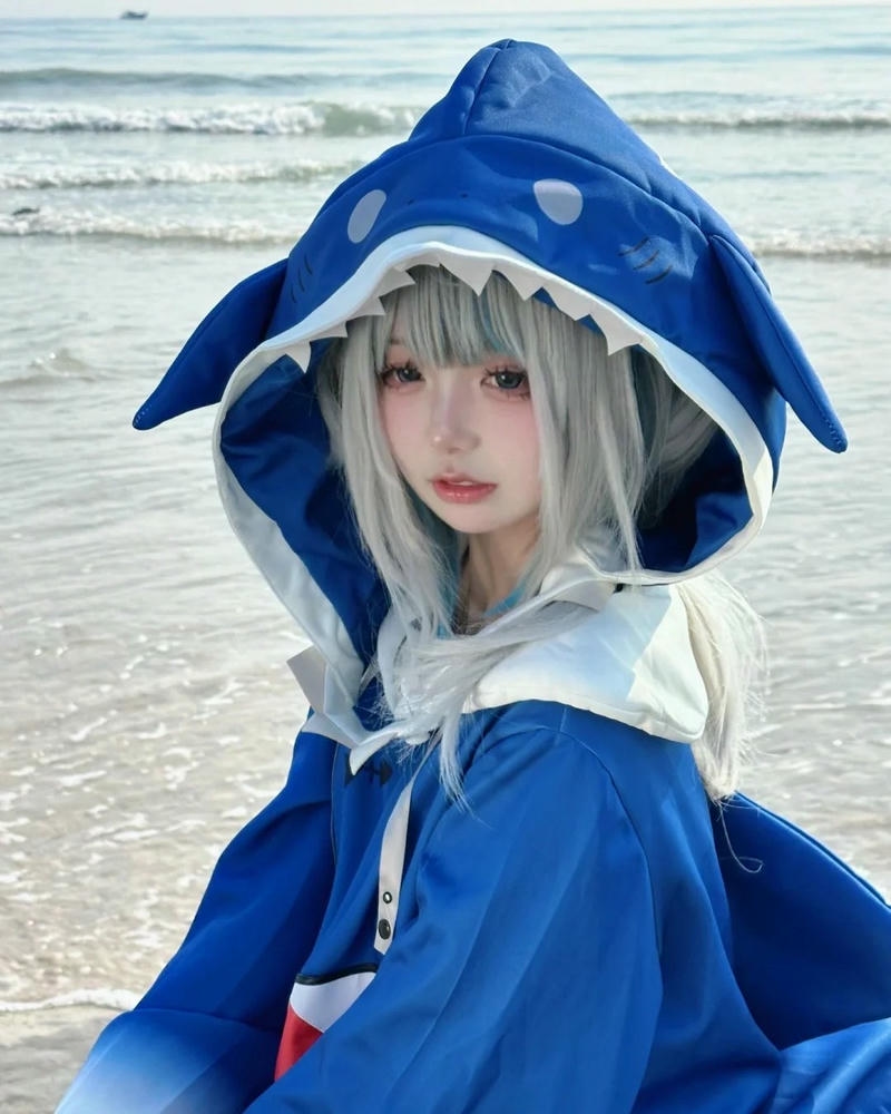 Hóa trang cá mập gura đứng trên bãi biển cát trắng