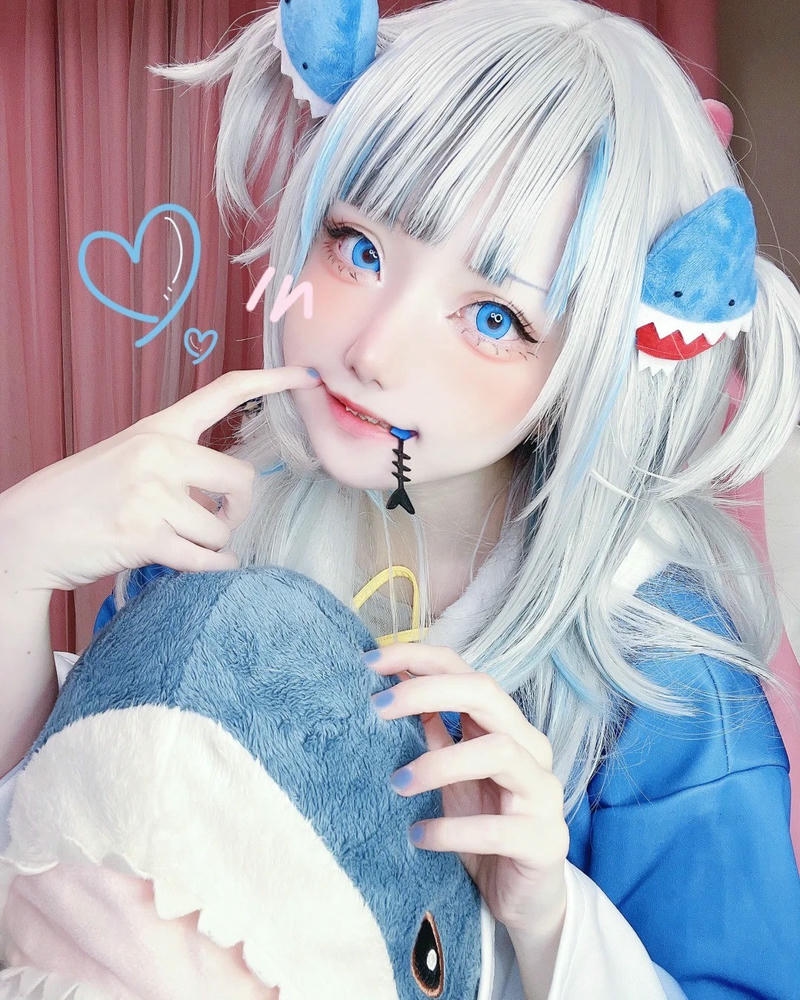 Yaoyaoqwq gawr gura cosplay ôm đuôi cá mập rất dễ thương