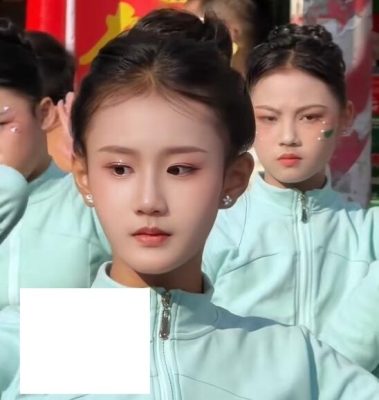 Tham gia biểu diễn văn nghệ ở quê, bé gái lớp 6 nổi tiếng sau 1 đêm vì quá xinh, được ngỏ lời ký hợp đồng 2 tỷ