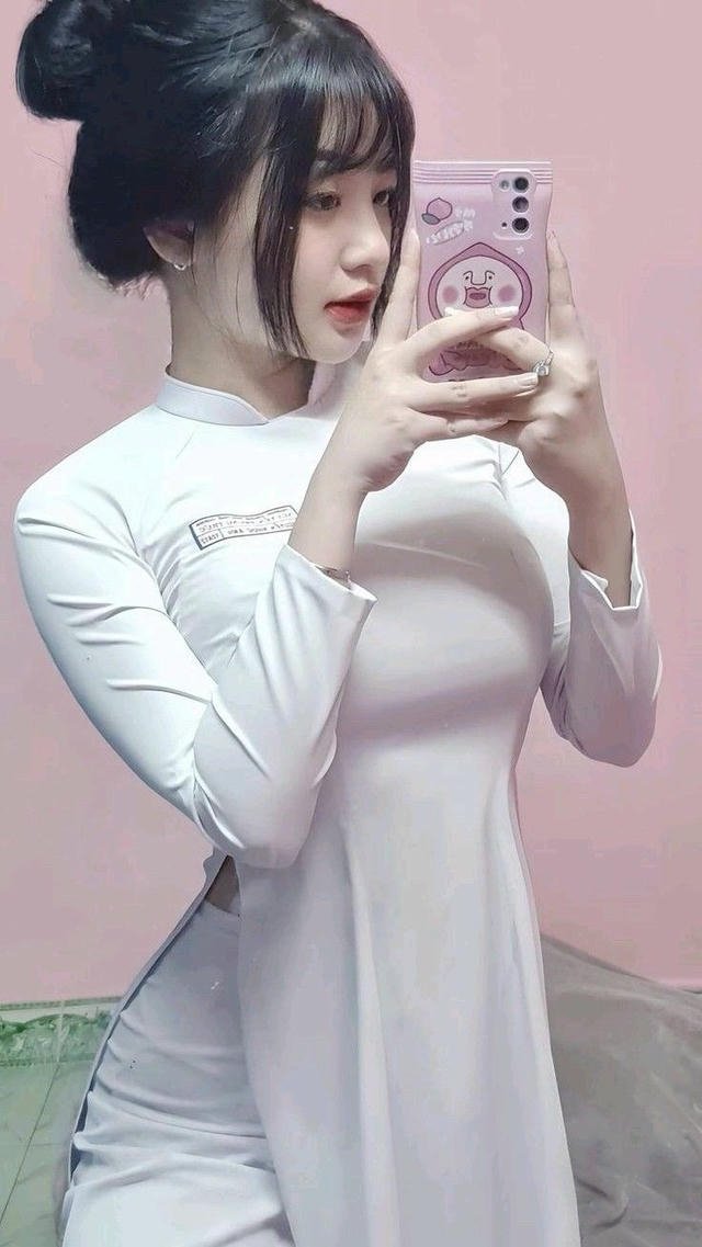 Hình sex áo dài sexy lộ vòng 1 căng