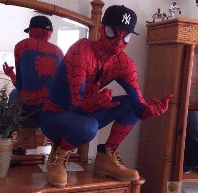 Càng đông người, meme Spiderman càng đúng lúc