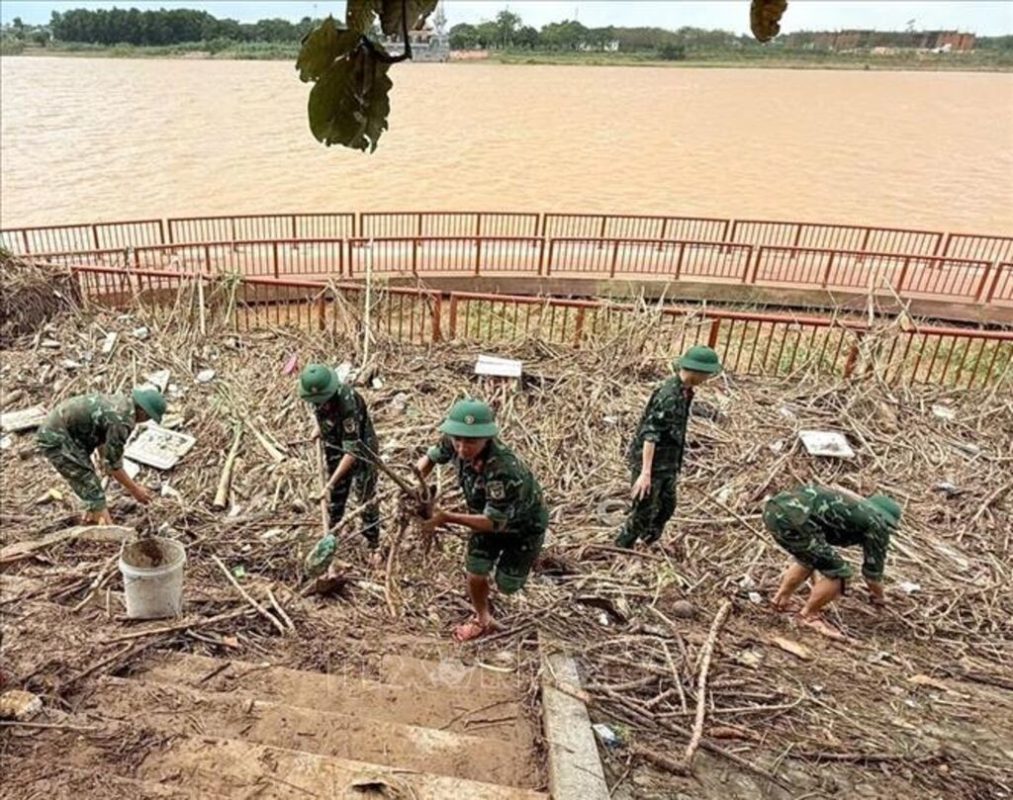 Hình ảnh đẹp của “Bộ đội Cụ Hồ” trong những ngày mưa lũ