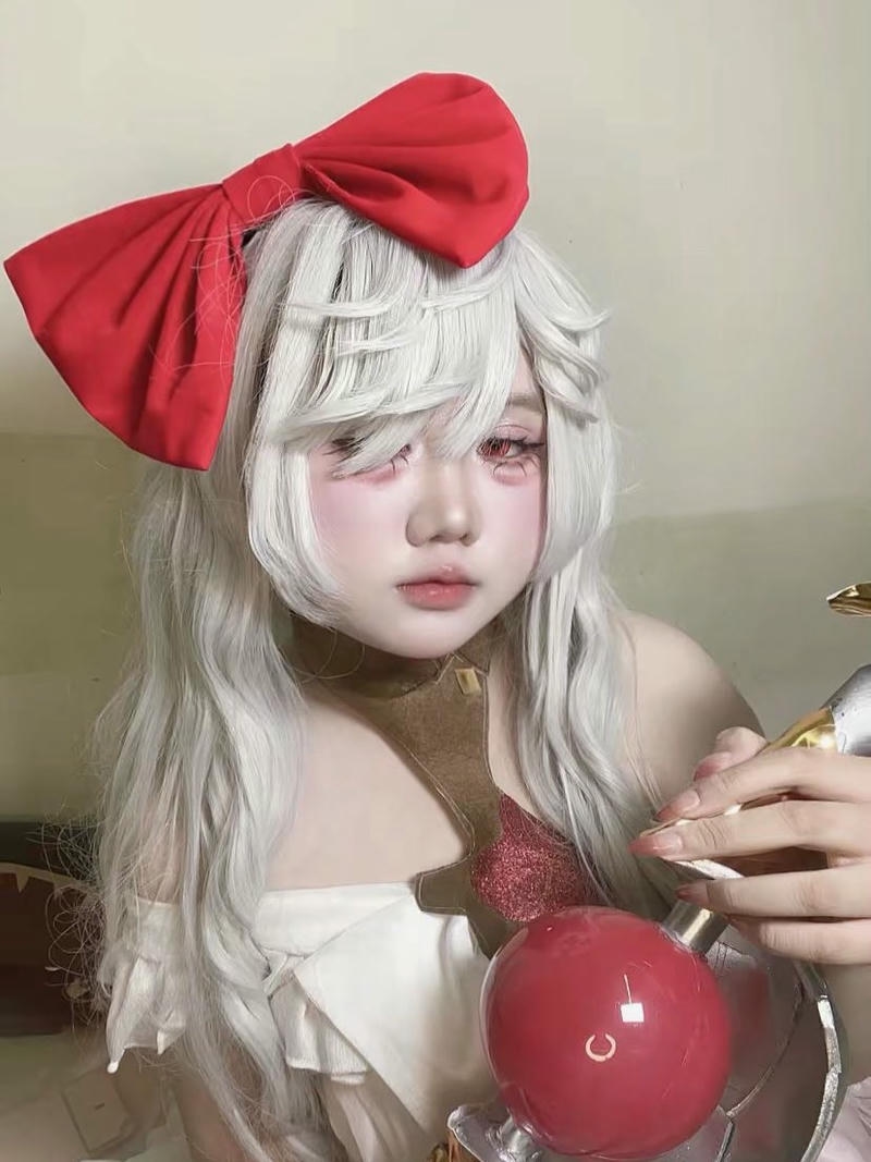Ảnh cosplay đẹp cô gái tóc trắng nơ đỏ to