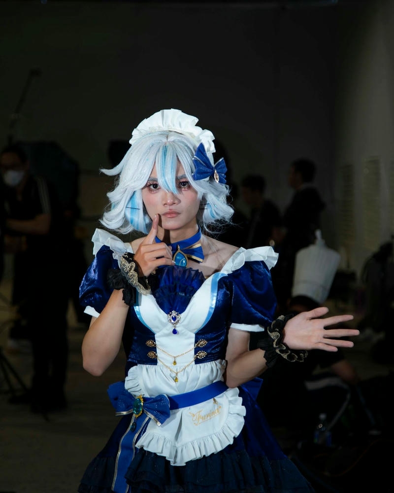 Gái xinh cosplay hầu gái tóc trắng cầm micro hát