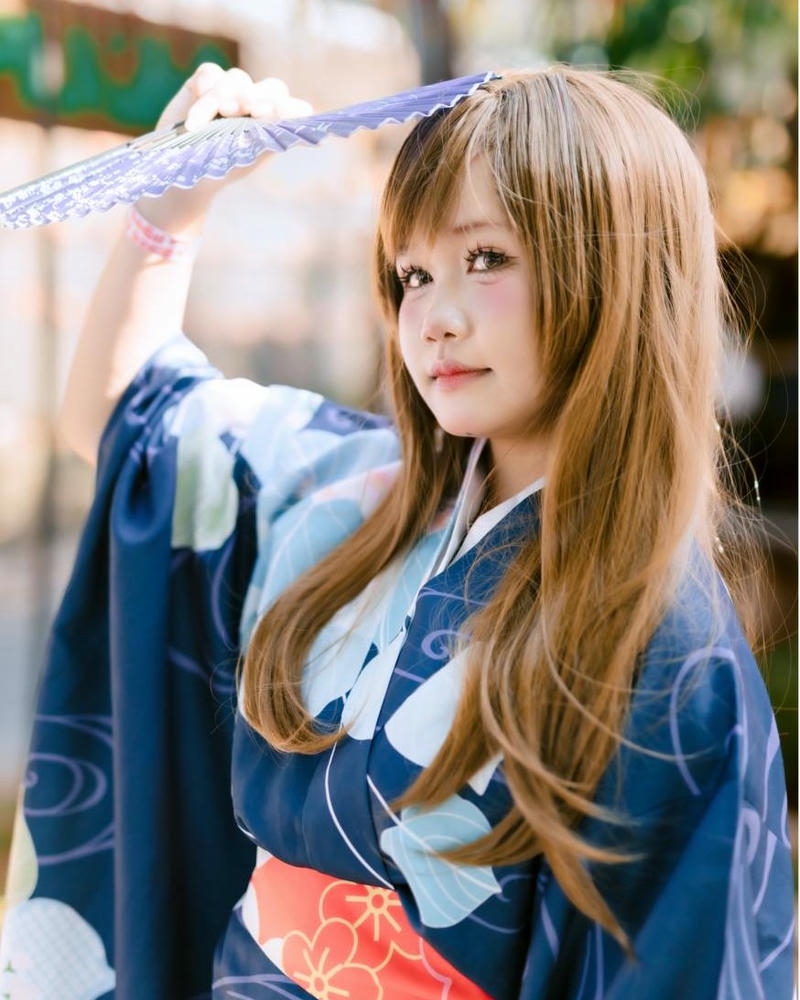 Gái xinh cosplay mặc kimono xanh cầm quạt duyên dáng