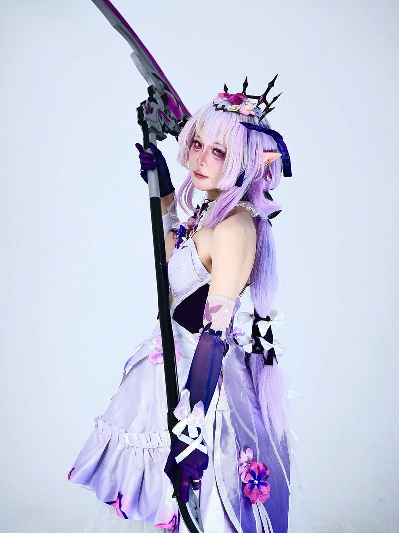 Gái xinh cosplay nhân vật tóc tím cầm kiếm ngầu