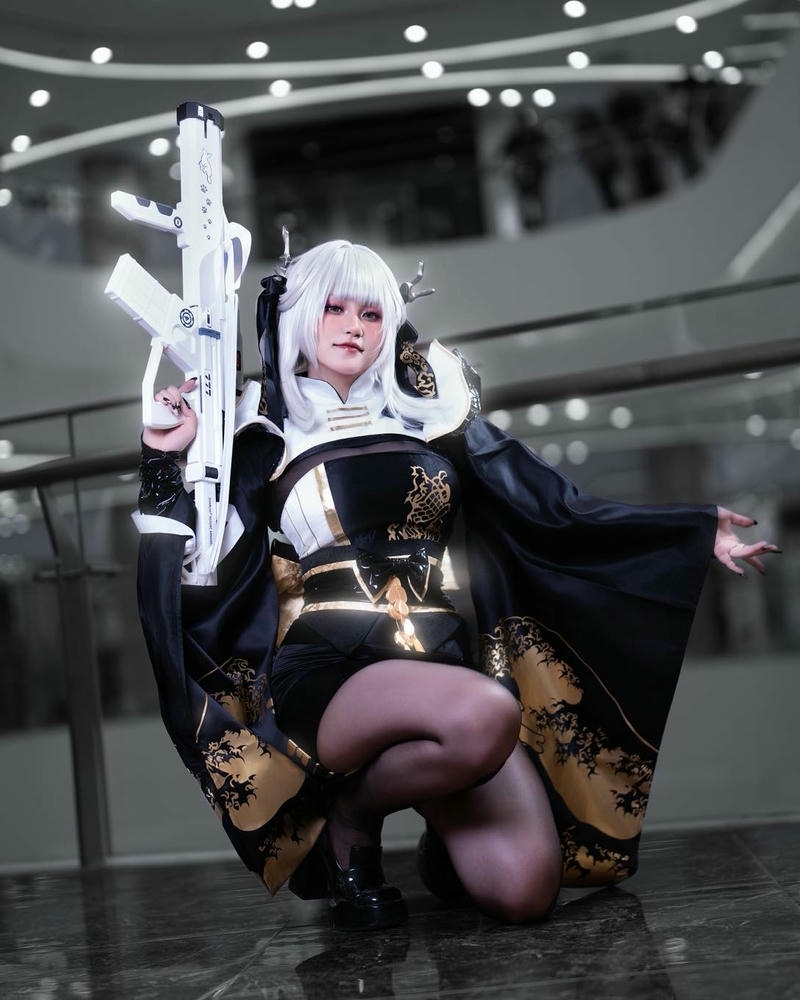 Gái xinh cosplay nữ tu cầm súng ngồi cực ngầu