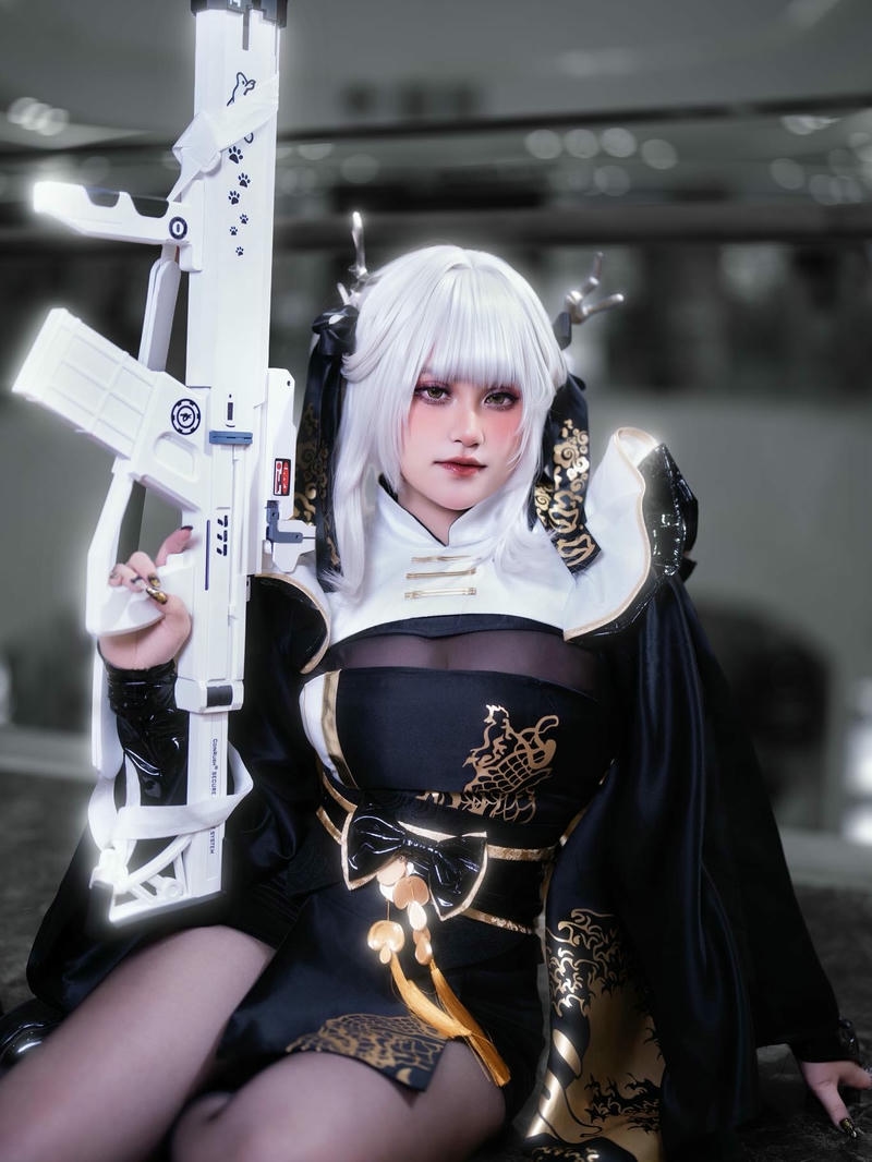 Gái xinh cosplay soeur cầm súng trang phục đen trắng