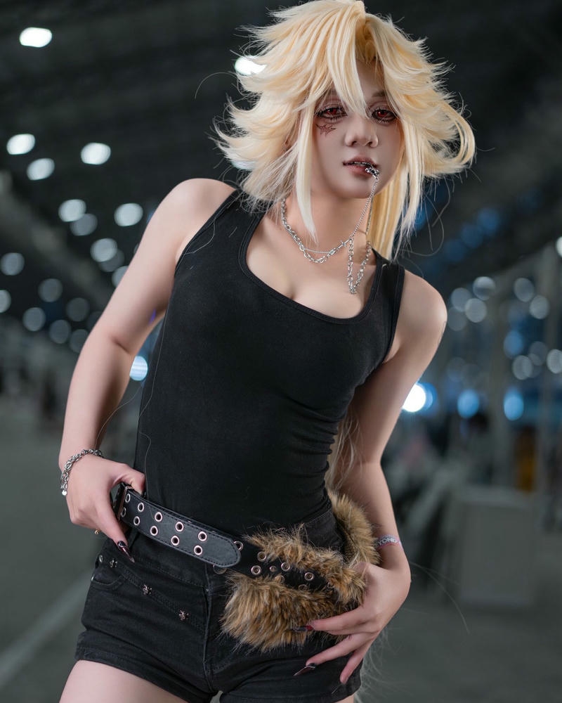 Gái xinh cosplay tóc vàng áo đen phong cách cá tính