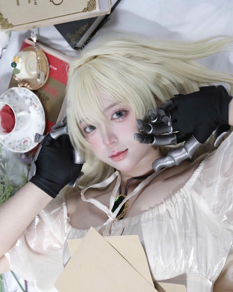 Gái xinh cosplay tóc vàng nằm tạo dáng dễ thương