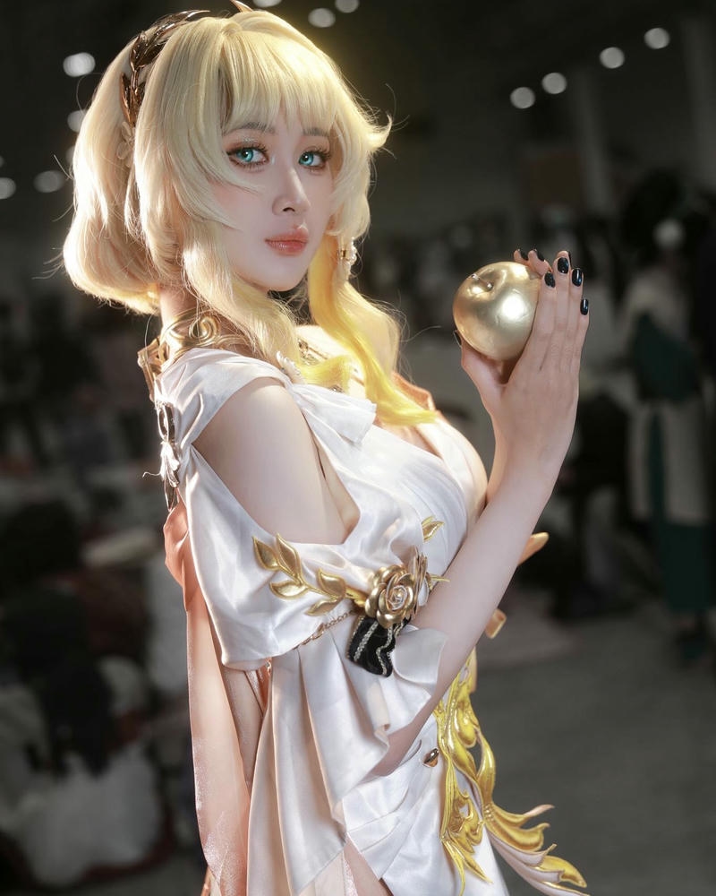 Gái xinh cosplay tóc vàng trang phục dạ hội lộng lẫy