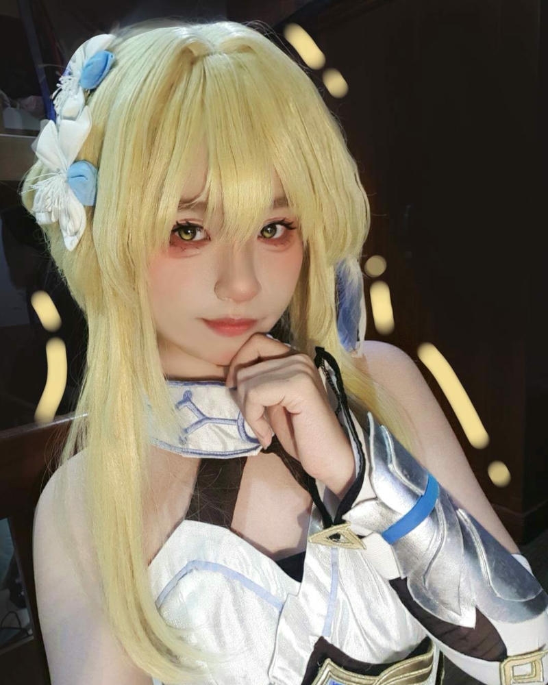 Gái xinh cosplay tóc vàng trang phục trắng tinh khôi