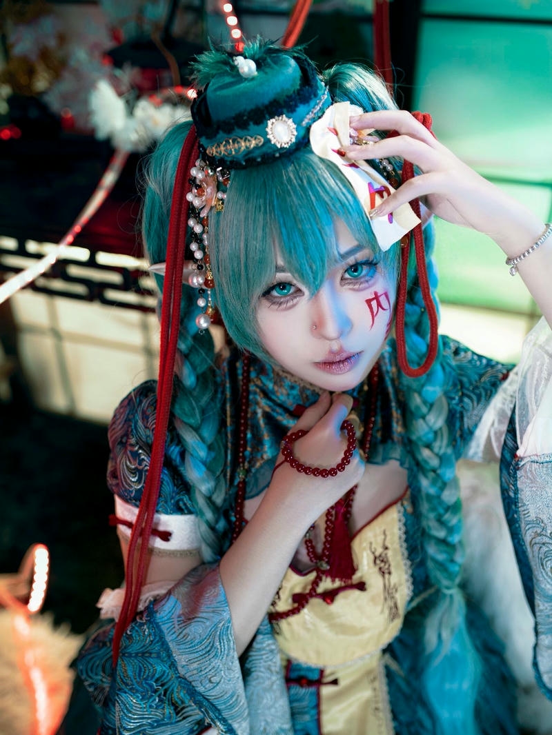 Gái xinh cosplay tóc xanh ngọc trang phục lộng lẫy