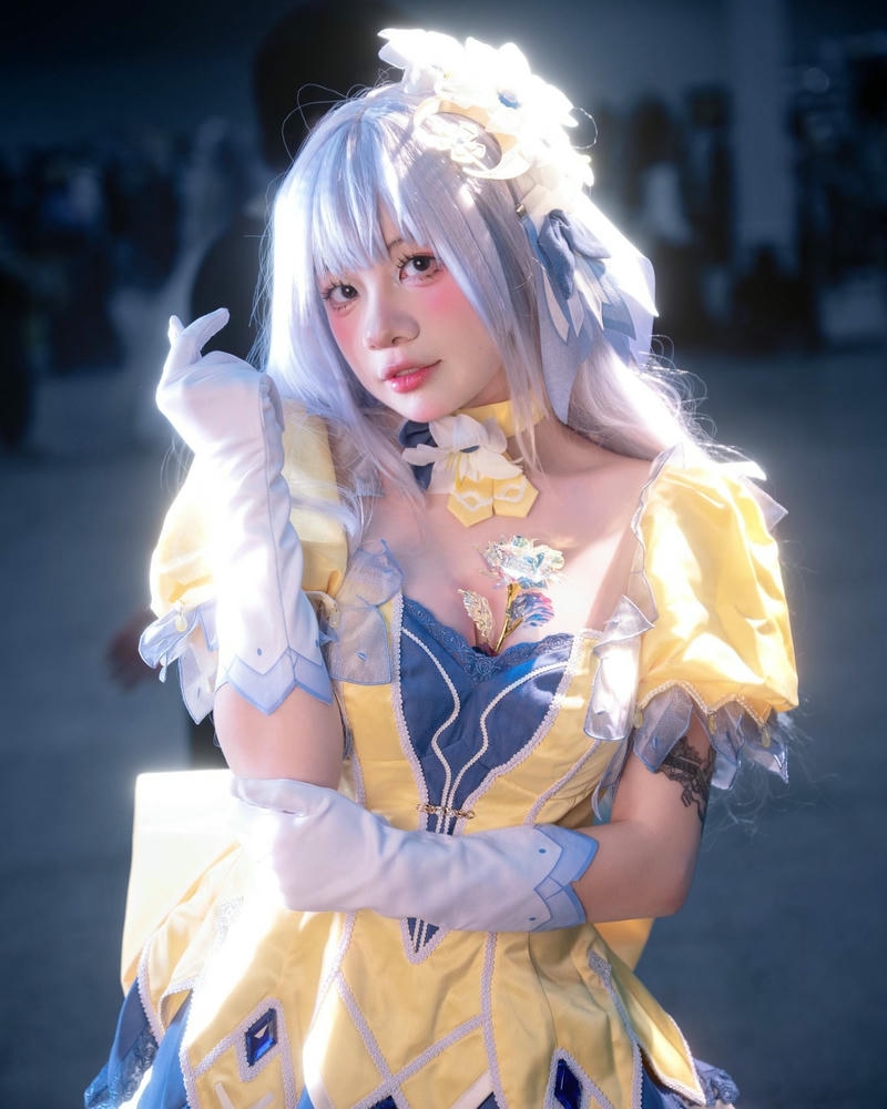 Gái xinh cosplay tóc xanh váy vàng lấp lánh xinh