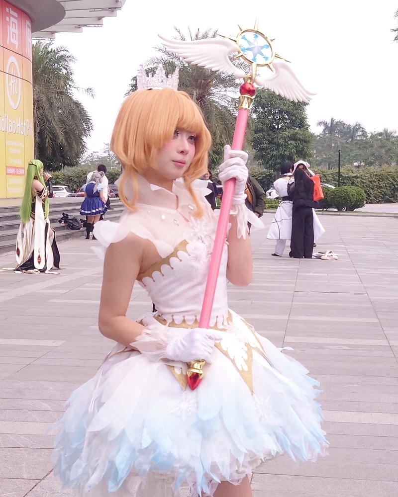 Gái xinh cosplay váy trắng cầm ô đứng ngoài trời