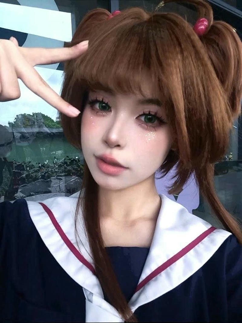 Ảnh cosplay đẹp nữ sinh tóc nâu tạo dáng vui vẻ