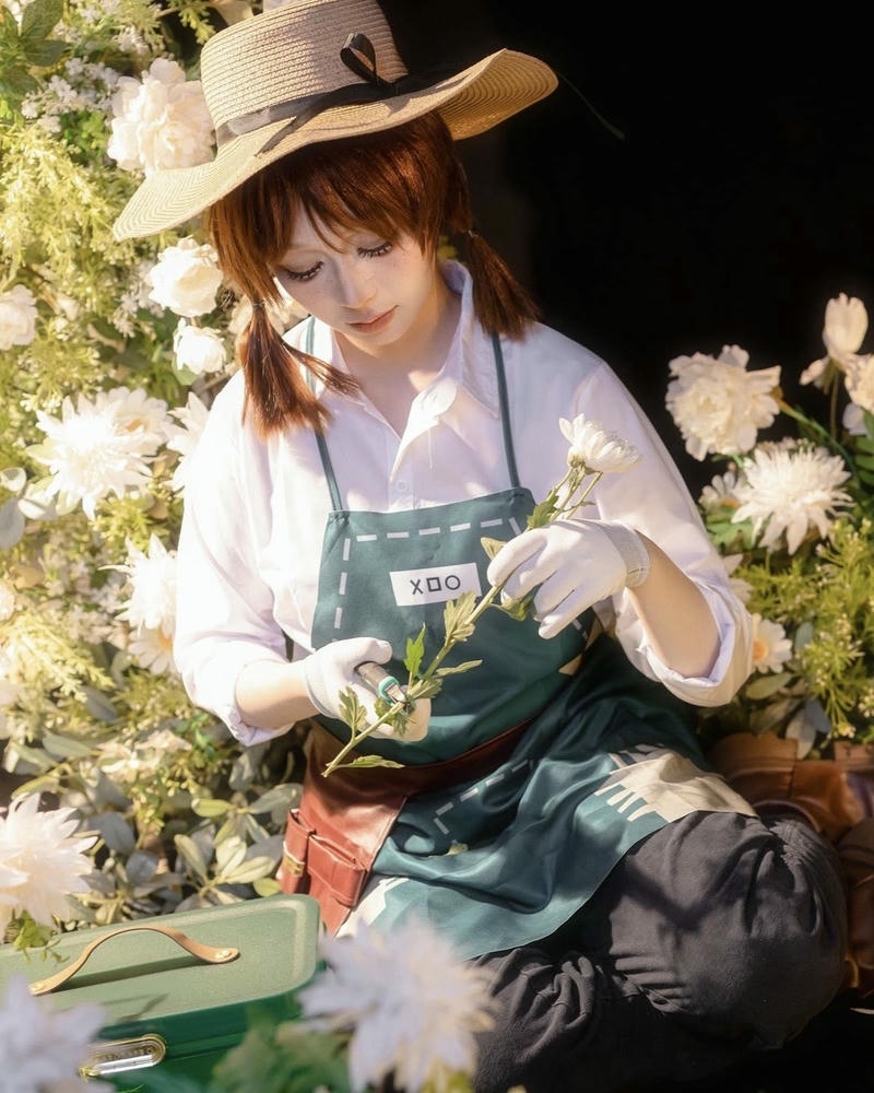 Cosplayer nữ đội mũ làm vườn phong cách nhẹ nhàng