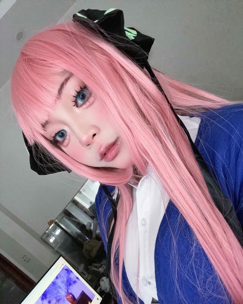 Cosplayer nữ tóc hồng selfie cận mặt đáng yêu
