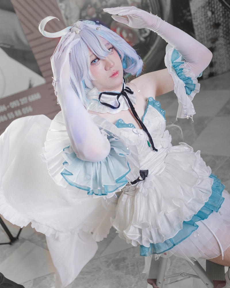 Cosplayer nữ tóc trắng váy trắng thiên thần xinh đẹp