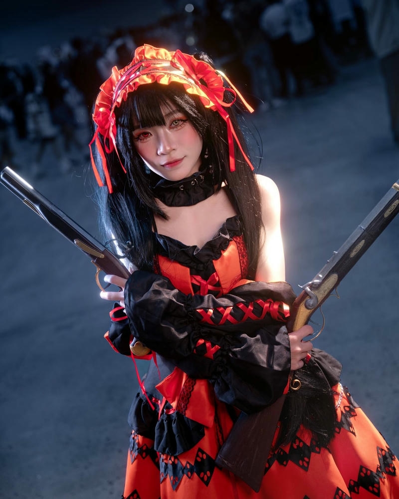 Cosplayer nữ váy đỏ đen cầm súng phong cách gothic