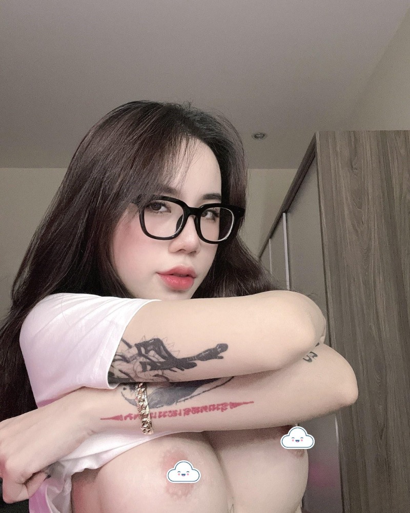 Hình gái đẹp khoe vú