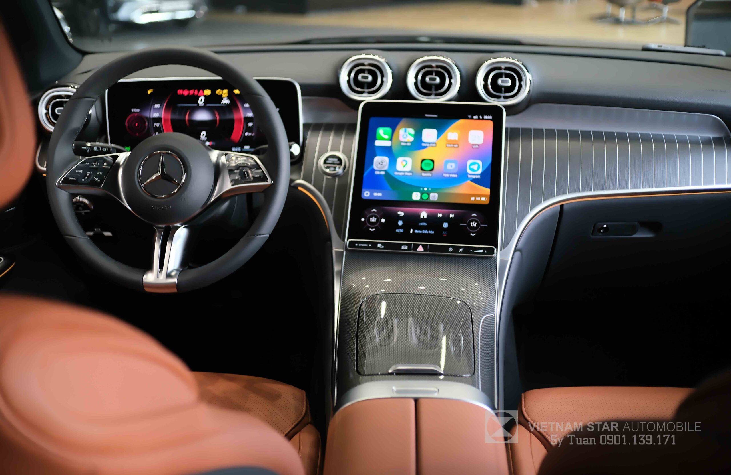 Tổng thể khoang nội thất màu Đen huyền bí trên xe Mercedes GLC 200 4Matic.