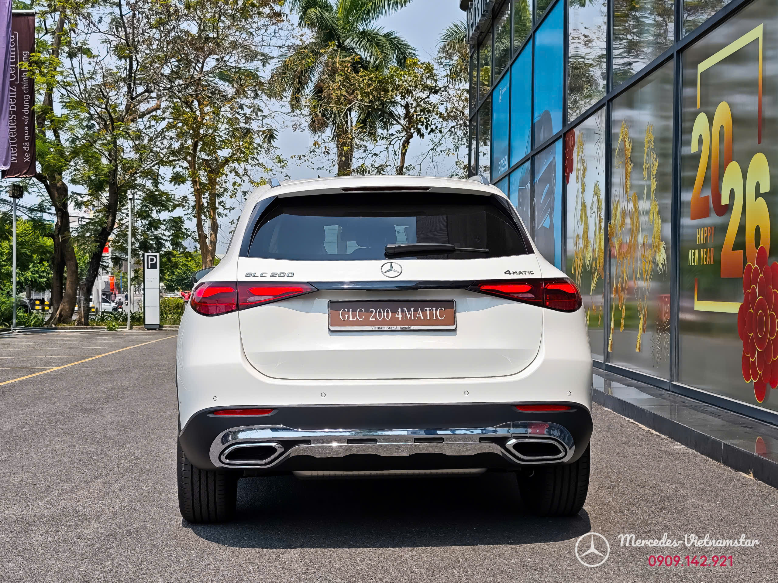 Thiết kế hốc gió thể thao hai bên đầu xe Mercedes GLC200 bản 2026.