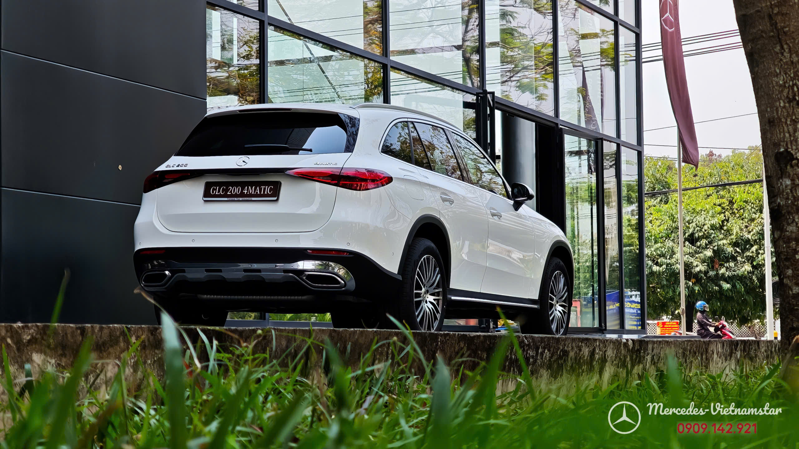 Đuôi xe Mercedes GLC200 2026 màu trắng với cụm đèn hậu LED thanh mảnh.