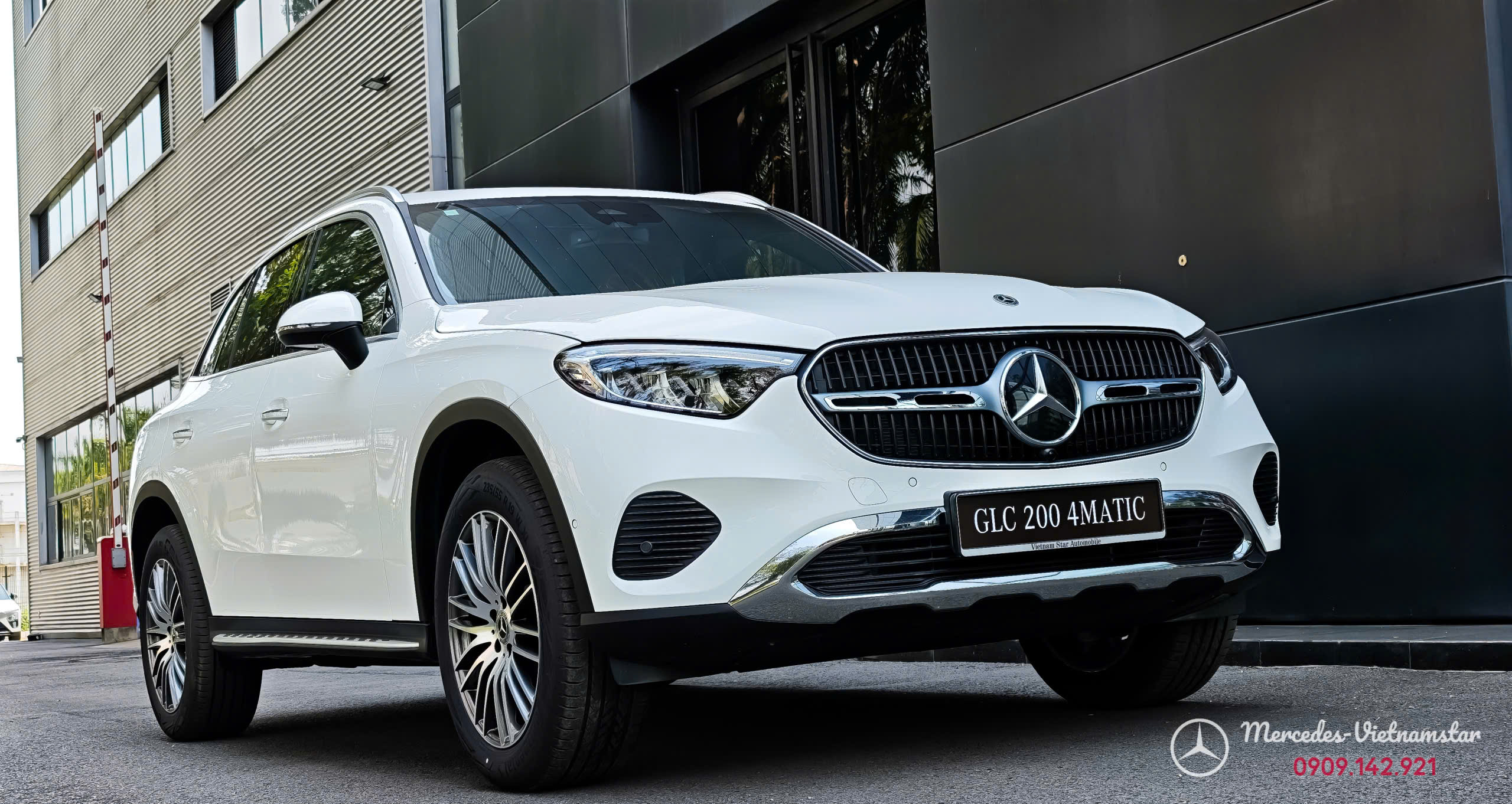 Mặt trước xe Mercedes GLC200 2026 màu trắng với lưới tản nhiệt nan chrome sang trọng.