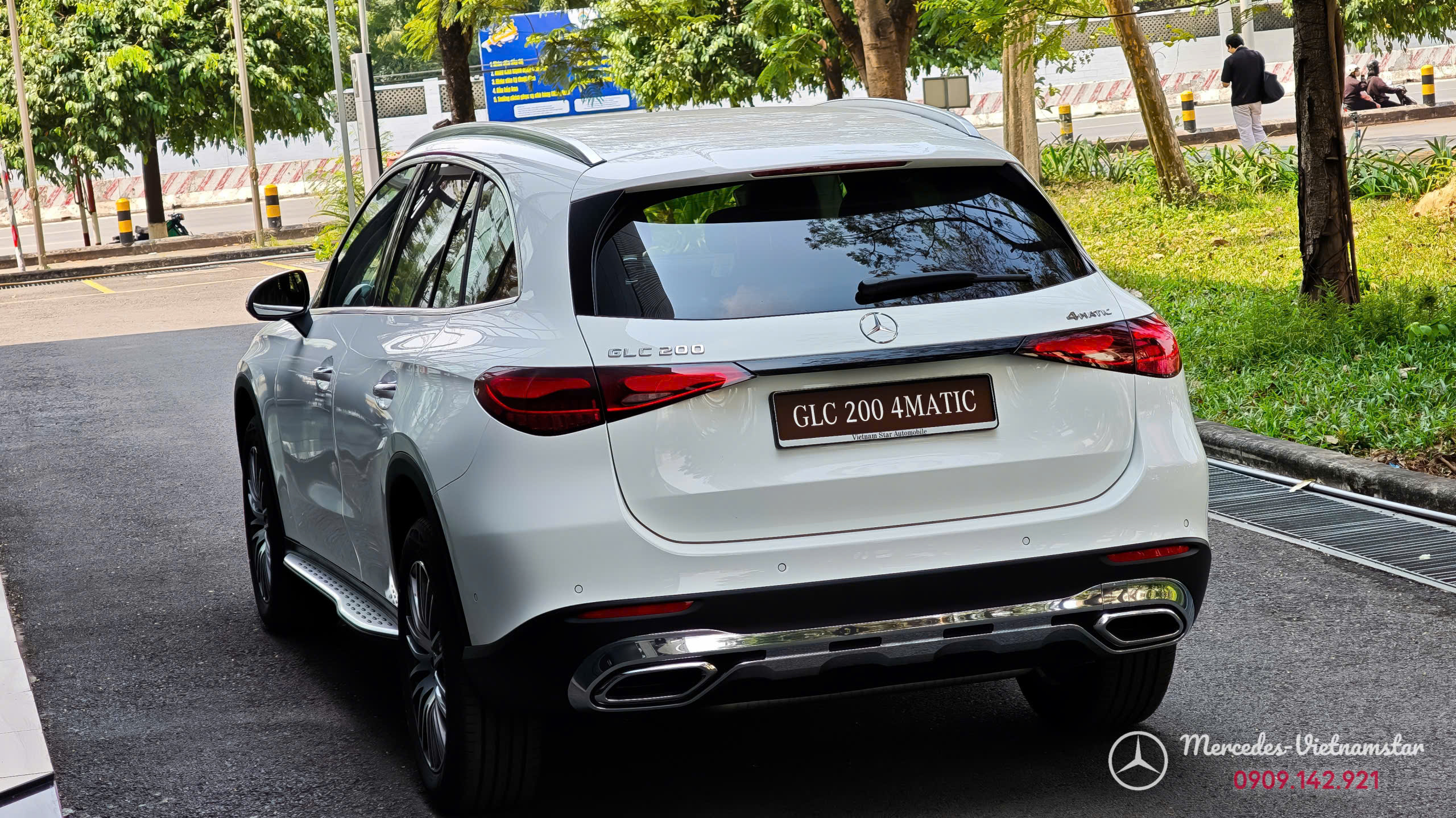 Góc nhìn trực diện Mercedes GLC200 2026 màu trắng thể hiện vẻ uy nghi, hiện đại.