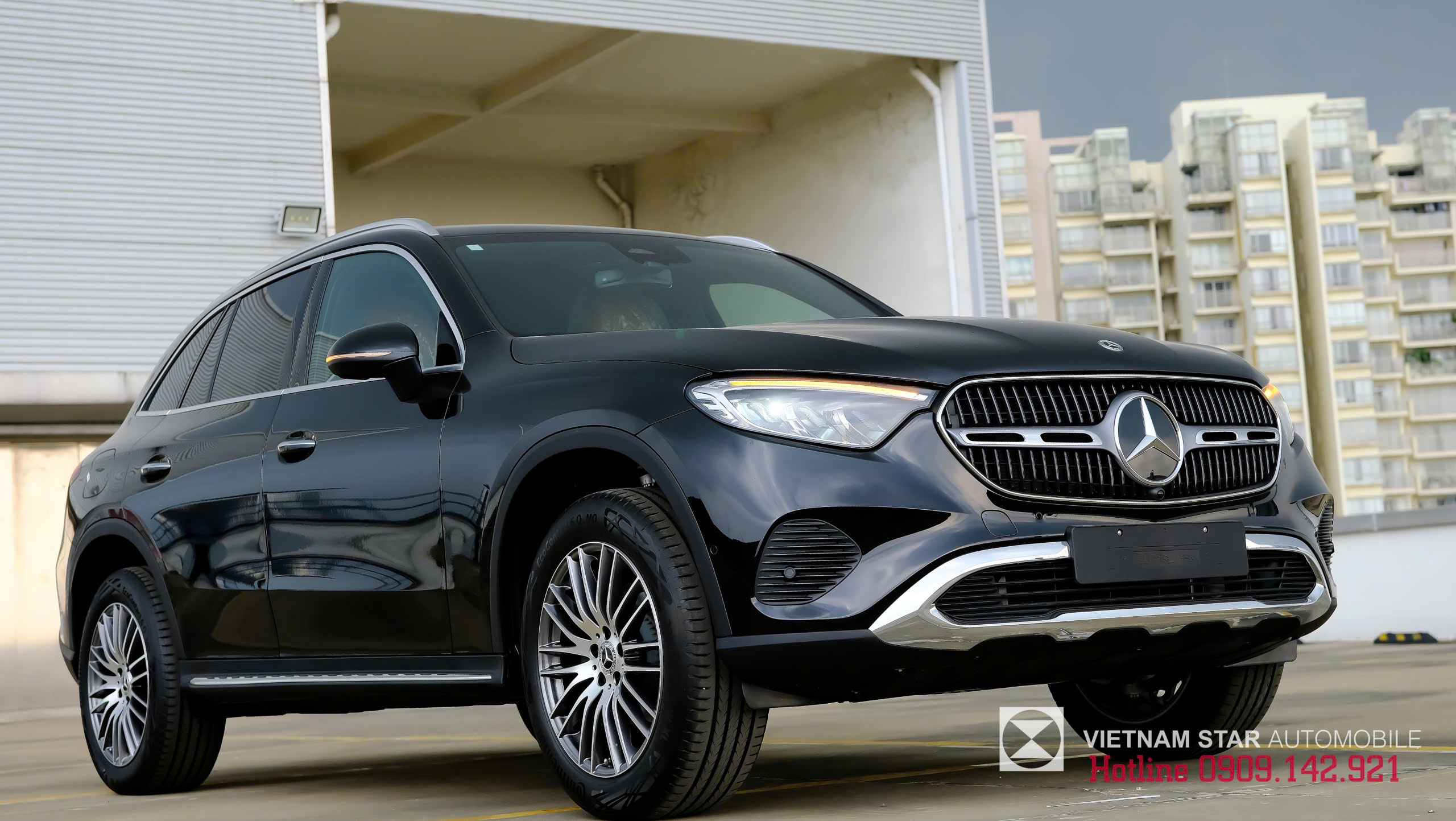 Mercedes GLC 200 4Matic màu đen xe giao ngay giá lăn bánh 2,3xx tỉ.