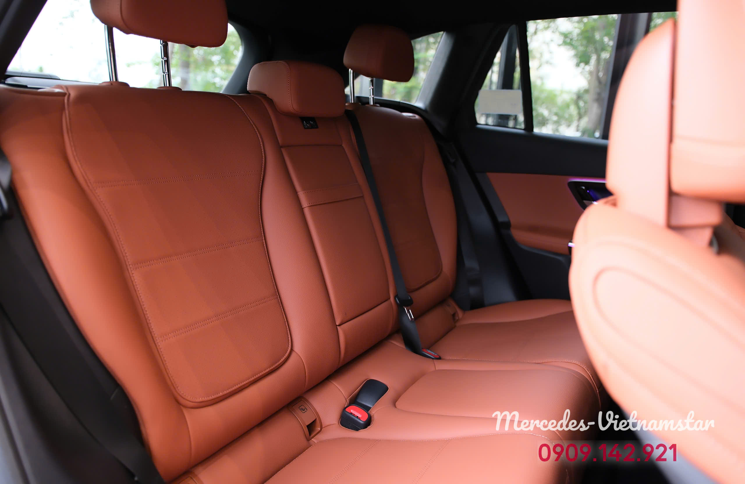 Hàng ghế trước chỉnh điện bọc da màu nâu của GLC 200.