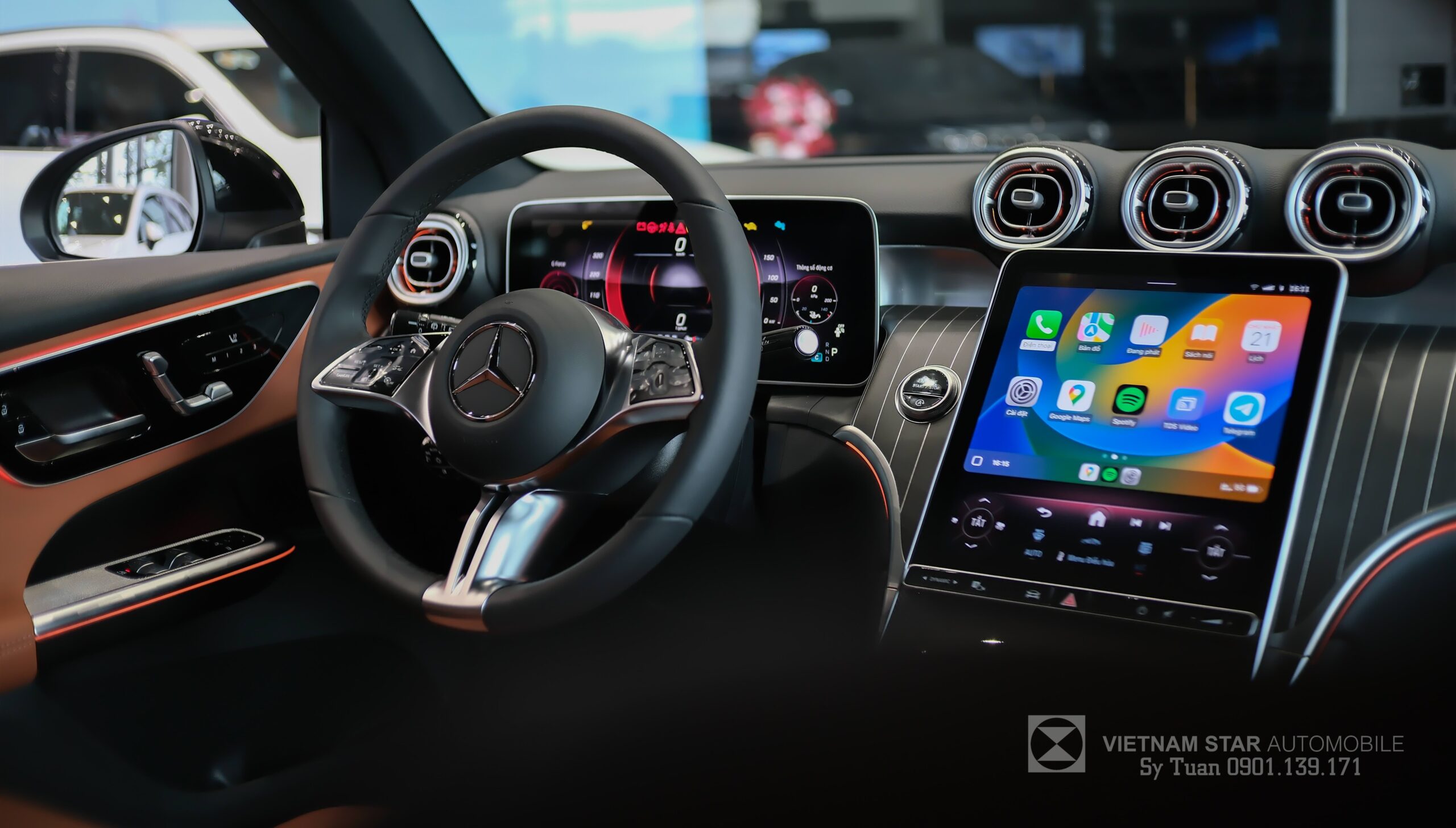 Vô lăng bọc da 3 chấu thể thao trên nền nội thất Nâu xe GLC 200.