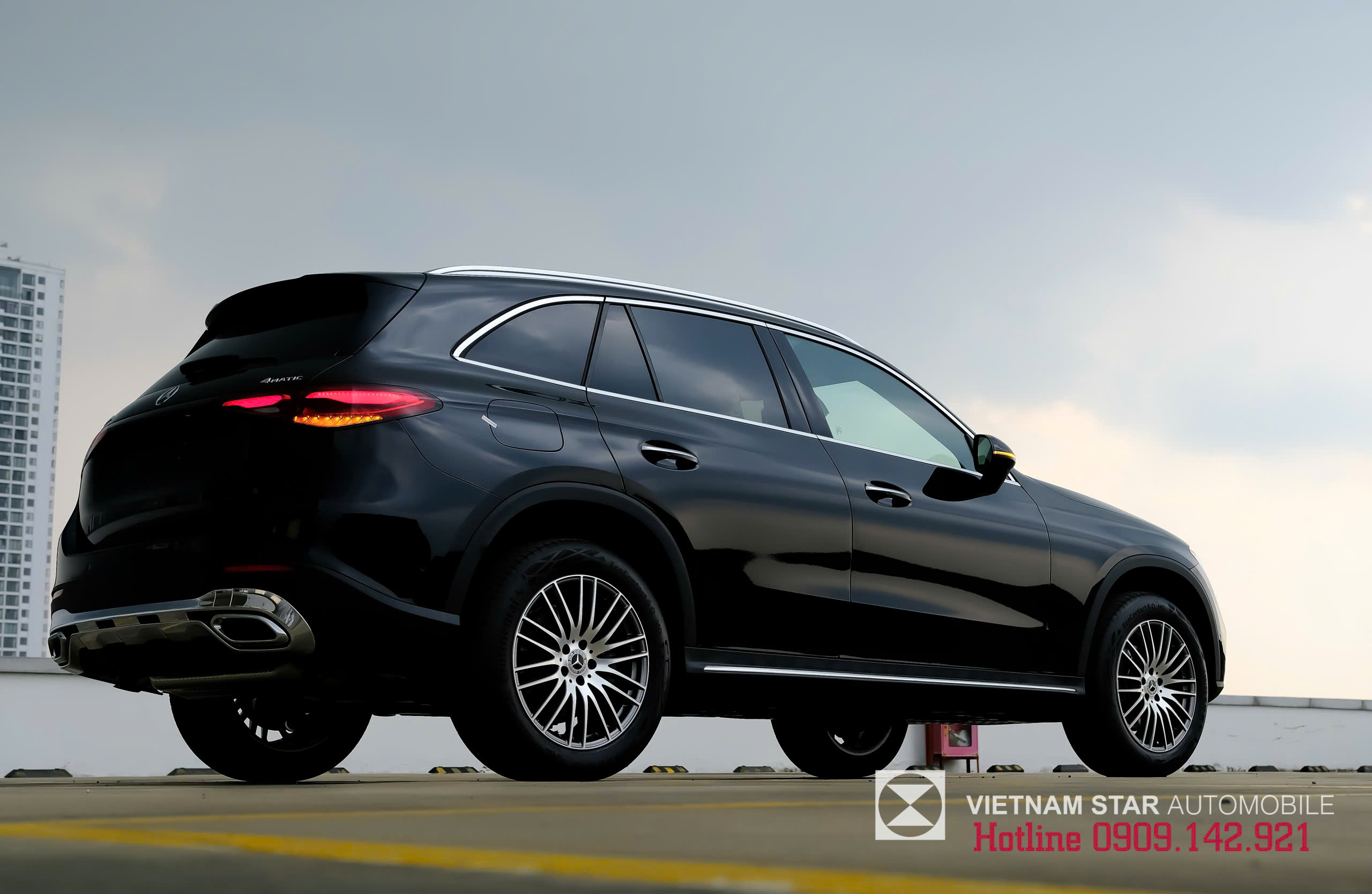 Thân xe Mercedes GLC200 màu đen dài hơn với chiều dài cơ sở 2888mm.