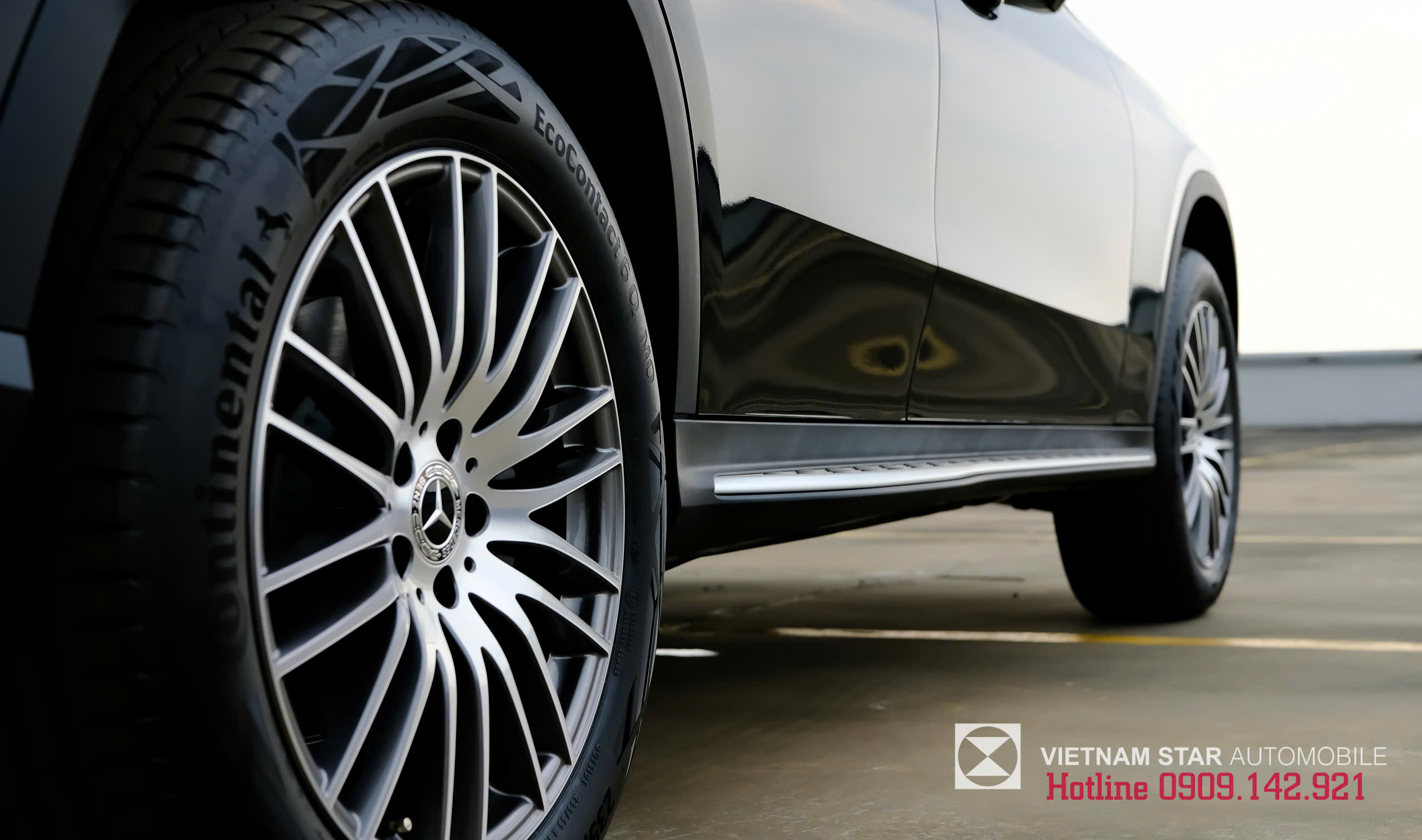 Bậc lên xuống bằng hợp kim nhôm nổi bật trên nền xe GLC 200 màu đen.