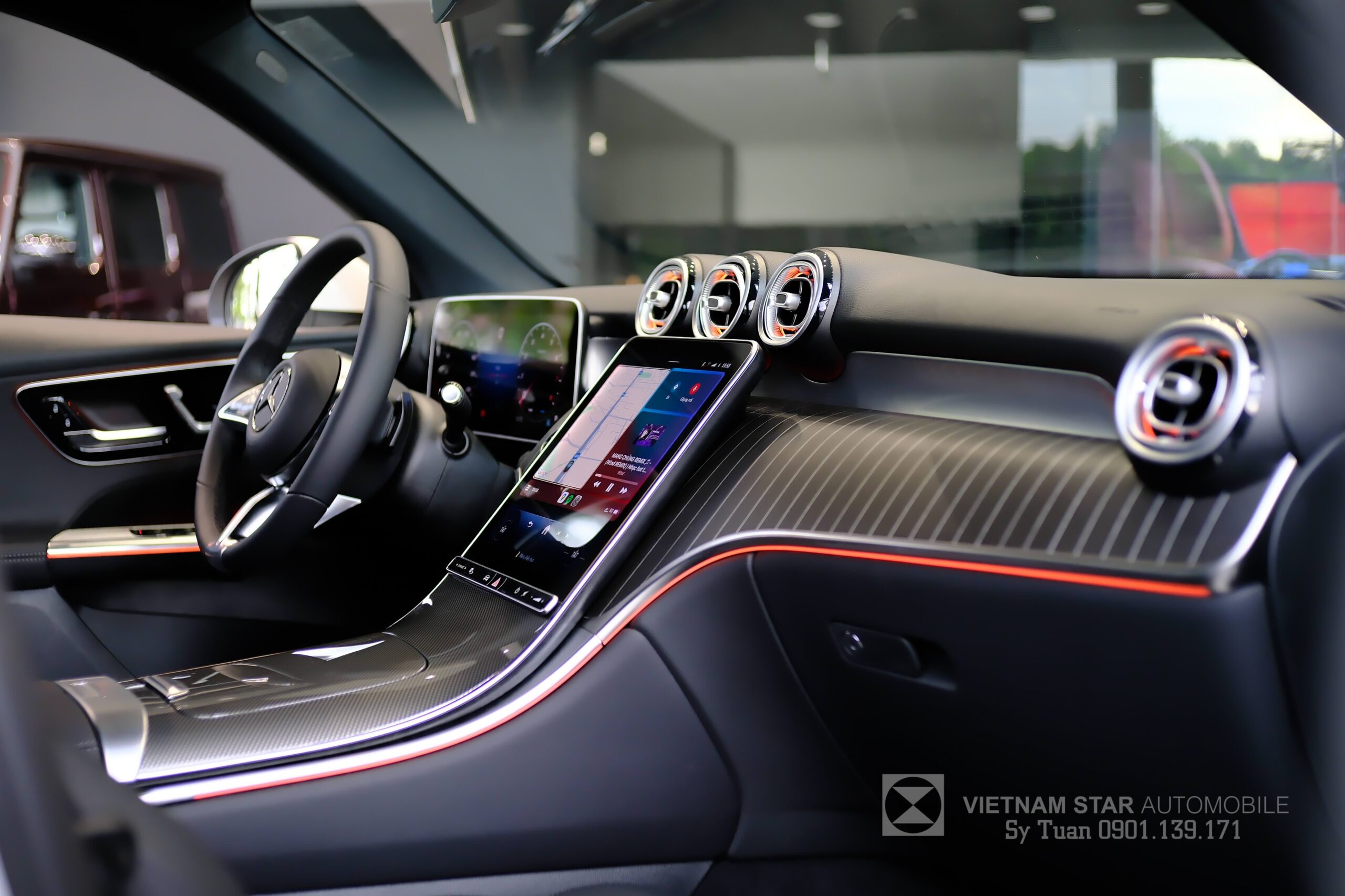 Cản sau thiết kế mới cứng cáp của Mercedes GLC200 2026 màu trắng.