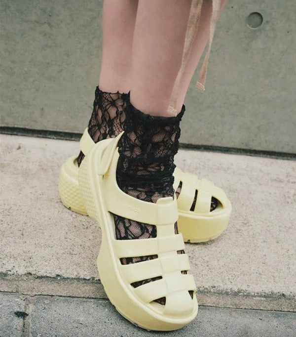 Từ đơn giản đến họa tiết bắt mắt khi kết hợp với các phụ kiện Jibbitz™ nhà Crocs, phù hợp với nhiều phong cách khác nhau, giúp di chuyển ổn định và hạn chế trơn trượt.