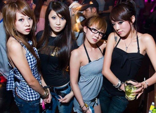 Con gái đi bar là hư hỏng?
