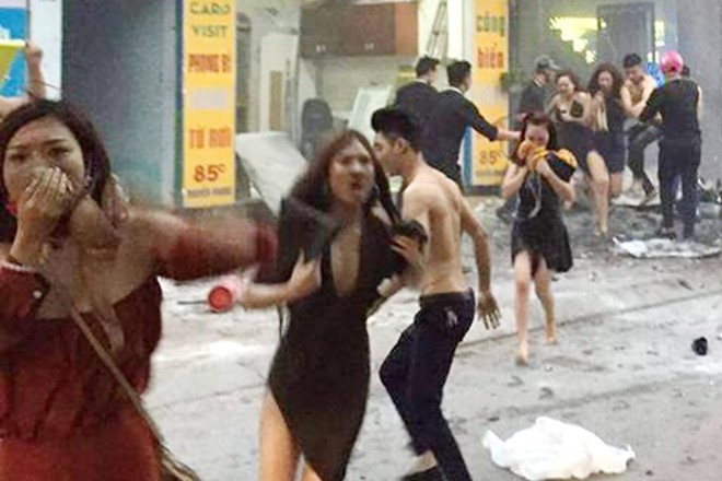 'Hành động cởi áo ngực bịt mũi của cô gái rất thông minh'