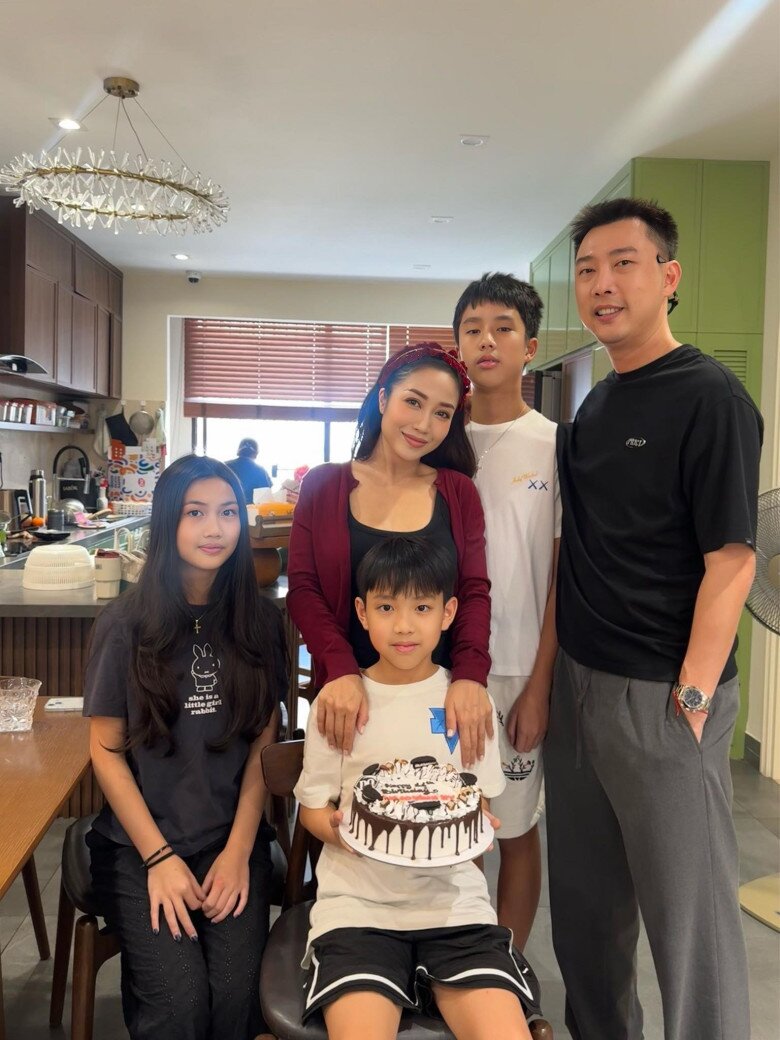 Ốc Thanh Vân và chồng - doanh nhân Trí Rùa vừa kỷ niệm 17 năm ngày cưới. Trước khi kết hôn, cặp đôi đã bên nhau gần 10 năm từ lúc còn học phổ thông.