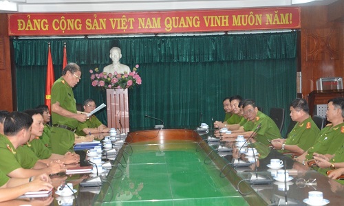 TRƯỜNG CAO ĐẲNG CẢNH SÁT NHÂN DÂN II THÔNG QUA  QUYẾT ĐỊNH CỦA BỘ TRƯỞNG BỘ CÔNG AN VỀ VIỆC  ĐIỀU ĐỘNG VÀ BỔ NHIỆM ĐỒNG CHÍ TRUNG TÁ NGUYỄN THỊ XUYẾN GIỮ CHỨC VỤ PHÓ HIỆU TRƯỞNG - TRƯỜNG TRUNG CẤP CẢNH SÁT NHÂN DÂN VI