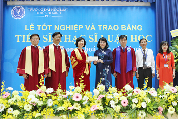 ĐỒNG CHÍ VŨ DUY CÔNG NHẬN BẰNG TIẾN SĨ LUẬT HỌC  TẠI TRƯỜNG ĐẠI HỌC LUẬT TP. HỒ CHÍ MINH