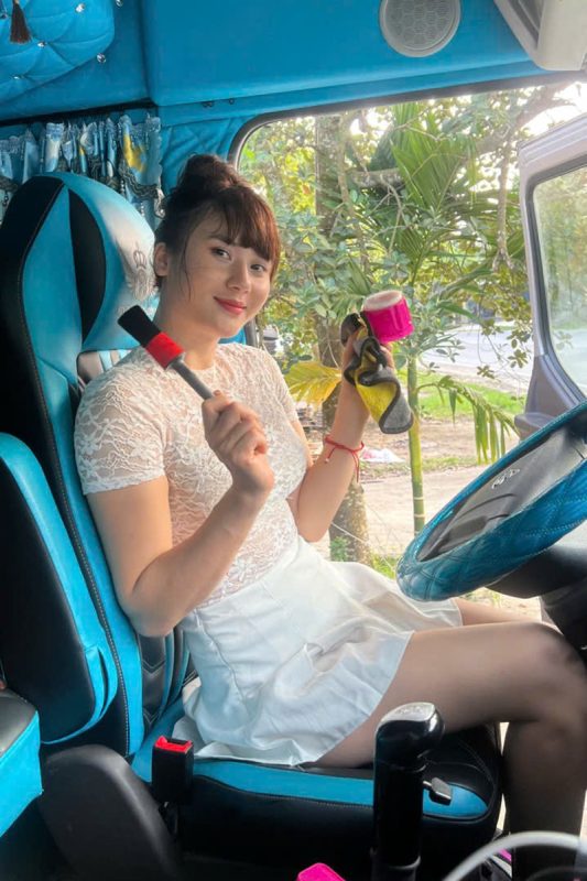 Cô gái xinh lái xe tải 30 tấn: Hơn 4 năm bám đường kiêm bốc vác, dỡ hàng