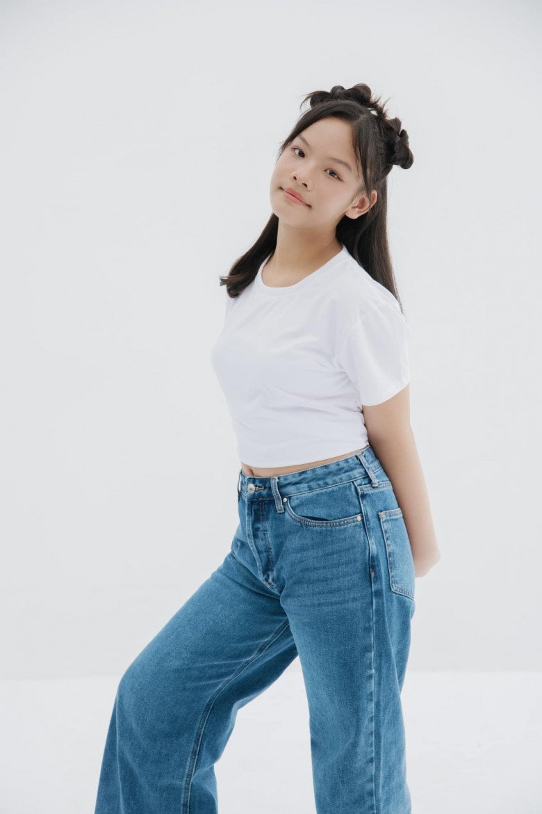 Càng lớn cô bé càng ra dáng thiếu nữ.