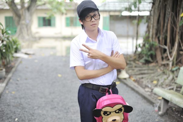 Hoài Linh hài hước với tạo hình học sinh